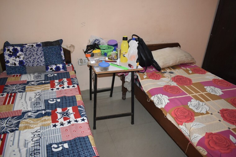 Room, sector 135 Pg For Boys & Girls In Sector 135 9246597