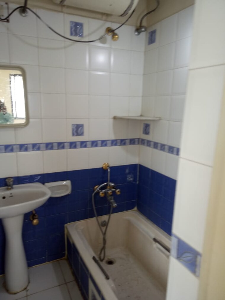 Bathroom, usha-swapna 3 Bedroom 1600 Sq.Ft. Apartment In Prabhat Road Pune 9246624