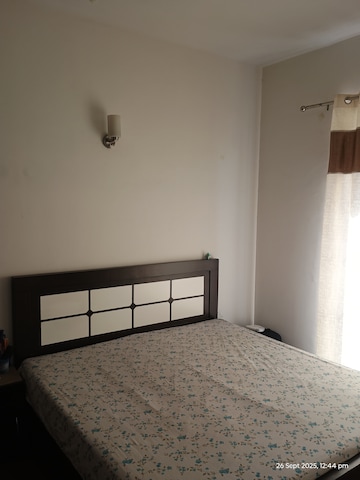 Room in 3.5 BHK Builder Floor at BPTP Amstoria, Sector 102 – for Rent