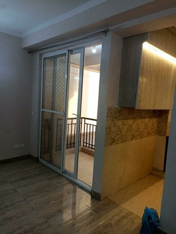 Room in 2 BHK Apartment at Amrapali Golf Homes, Sector 4 Greater Noida – for Rent