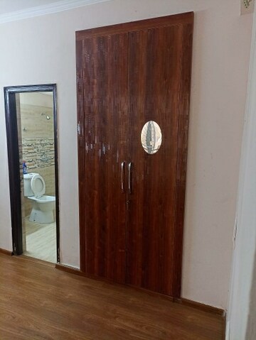 Room in 2 BHK Apartment at Amrapali Golf Homes, Sector 4 Greater Noida – for Rent