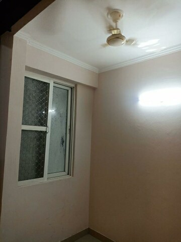 Room in 2 BHK Apartment at Amrapali Golf Homes, Sector 4 Greater Noida – for Rent