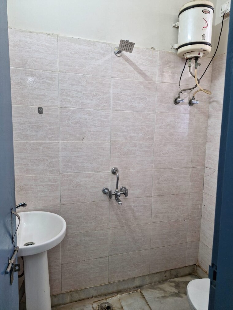 Bathroom, dlf-atria 1 Bedroom 1000 Sq.Ft. Apartment In Dlf Phase ii Gurgaon 9246976