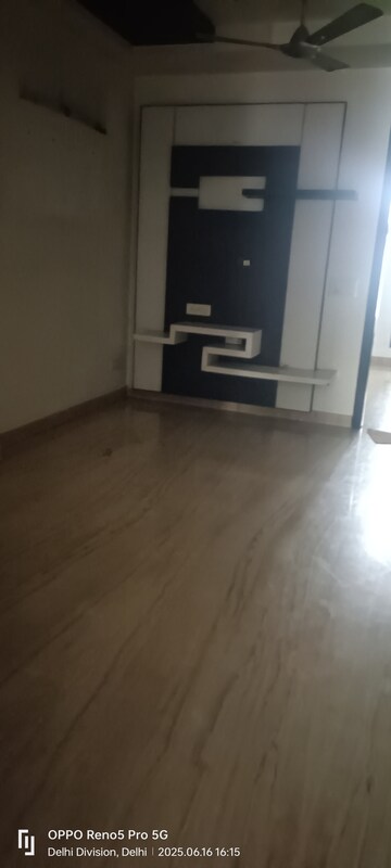 Room in 4 BHK Builder Floor at Janakpuri – for Sale