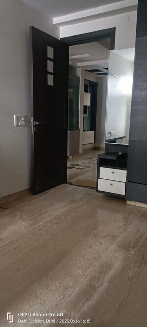 Room in 4 BHK Builder Floor at Janakpuri – for Sale