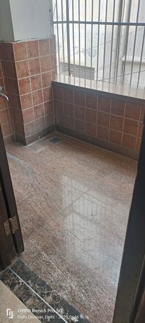 Room in 4 BHK Builder Floor at Janakpuri – for Sale