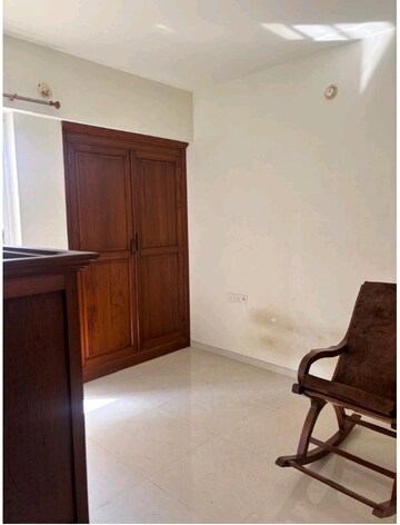 Room in 2 BHK Apartment at Sheth Vasant Lawns, Laxmi Nagar – for Rent