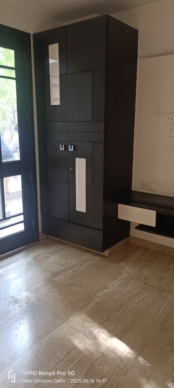 Room in 4 BHK Builder Floor at Janakpuri – for Sale