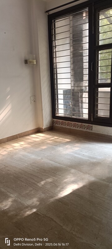 Room in 4 BHK Builder Floor at Janakpuri – for Sale