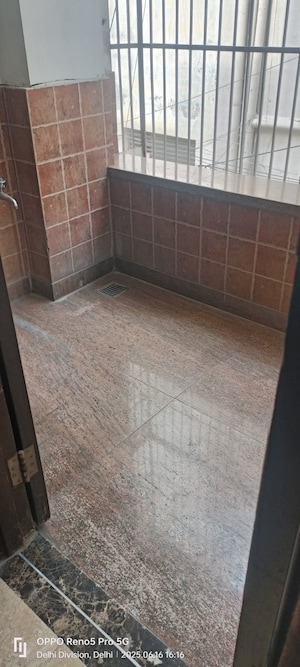 Room in 4 BHK Builder Floor at Janakpuri – for Sale