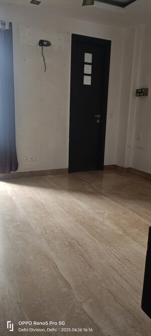 Room in 4 BHK Builder Floor at Janakpuri – for Sale