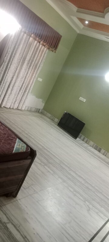 Room in 3 BHK Builder Floor at Omaxe Royal Street, Sector 14 – for Sale