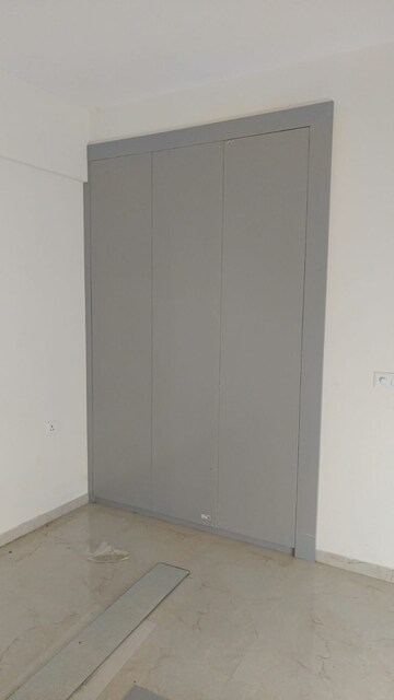 Room in 2.5 BHK Apartment at Smart World Gems, Sector 89 – for Rent