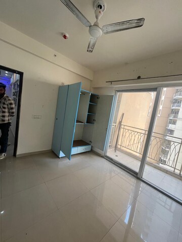 Room in 2 BHK Builder Floor at Sector 16c Greater Noida – for Rent