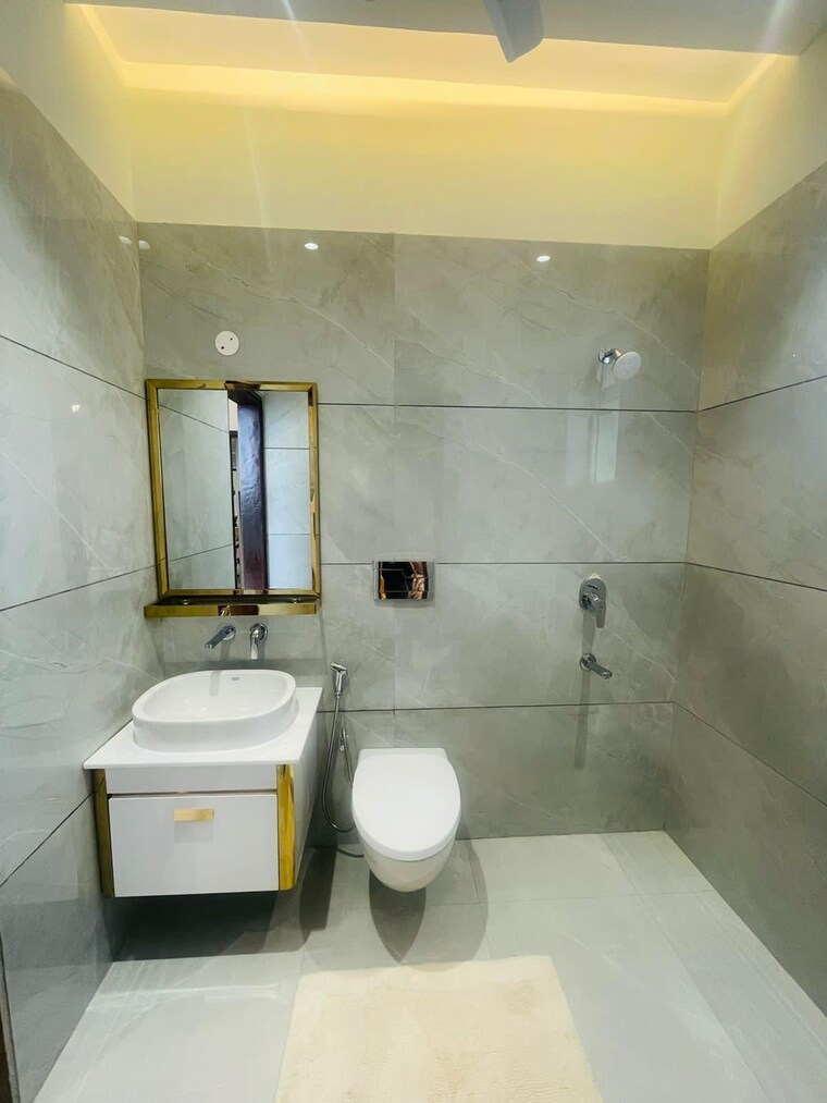Bathroom, dilshad garden 3 Bedroom 1150 Sq.Ft. Builder Floor In Dilshad Garden Delhi 9248028