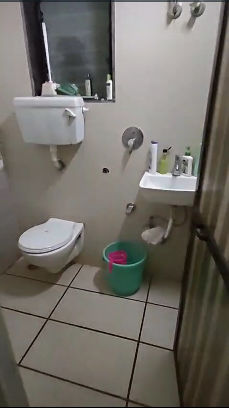 Bathroom, rehmat-building-dadar-east 1.5 Bedroom 540 Sq.Ft. Apartment In Dadar East Mumbai 9247993