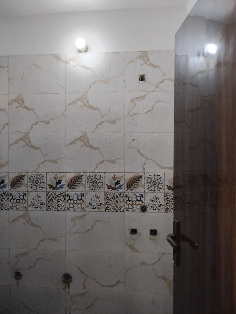 Bathroom, vasundhara sector 5 2 Bedroom 750 Sq.Ft. Builder Floor In Vasundhara Sector 5 Ghaziabad 9247998