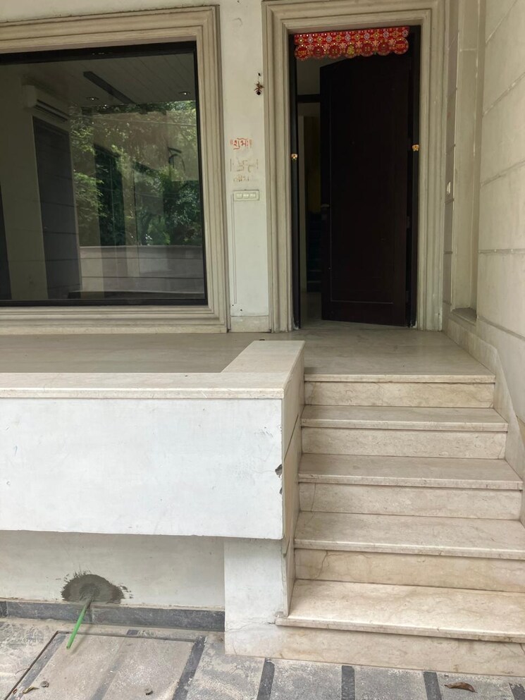 Room, anand niketan 4 Bedroom 450 Sq.Yd. Villa In Anand Niketan Delhi 9248079