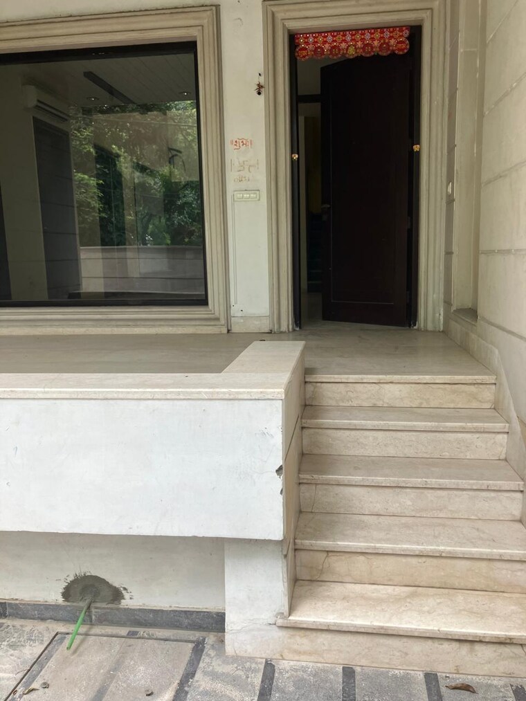 Room, anand niketan 4 Bedroom 450 Sq.Yd. Villa In Anand Niketan Delhi 9248079