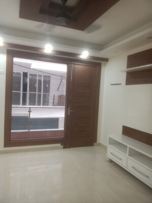 Room in 3 BHK Builder Floor at Vasant Kunj Enclave – for Rent