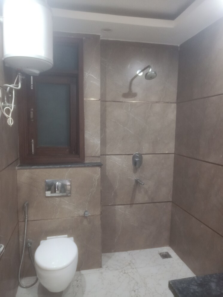 Bathroom, vasant kunj enclave 3 Bedroom 1200 Sq.Ft. Builder Floor In Vasant Kunj Enclave Delhi 9248110