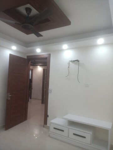 Room in 3 BHK Builder Floor at Vasant Kunj Enclave – for Rent