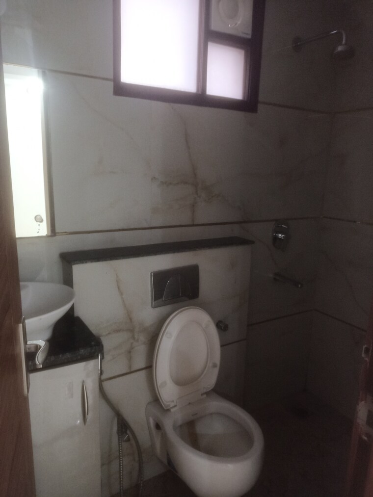 Bathroom, vasant kunj enclave 3 Bedroom 1200 Sq.Ft. Builder Floor In Vasant Kunj Enclave Delhi 9248110