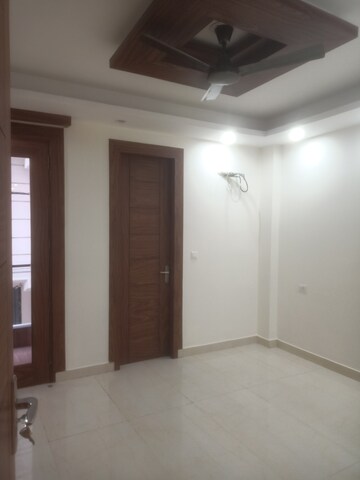 Room in 3 BHK Builder Floor at Vasant Kunj Enclave – for Rent