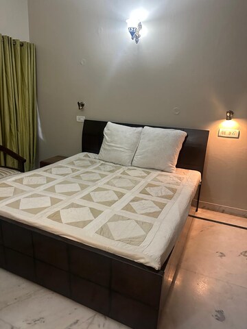 Bedroom in 3 BHK Builder Floor at Sector 36 – for Rent
