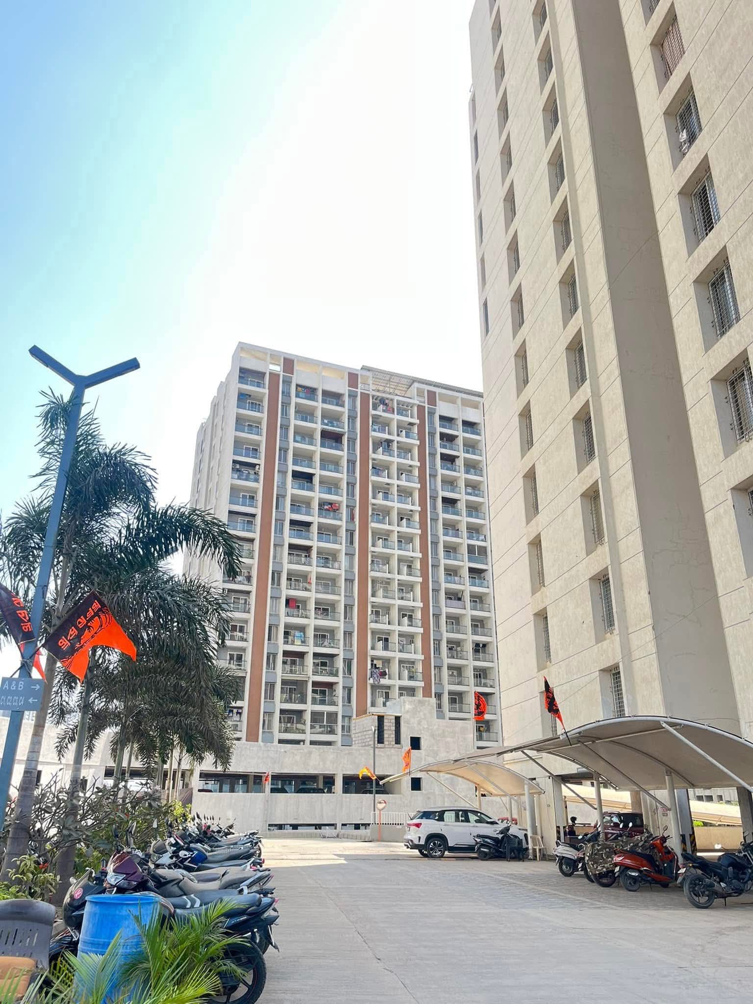 2 BHK + Extra Room Apartment For Rent in Majestique Towers