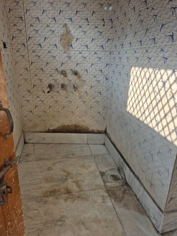 Bathroom in 1.5 BHK Builder Floor at Mayur Vihar – for Rent