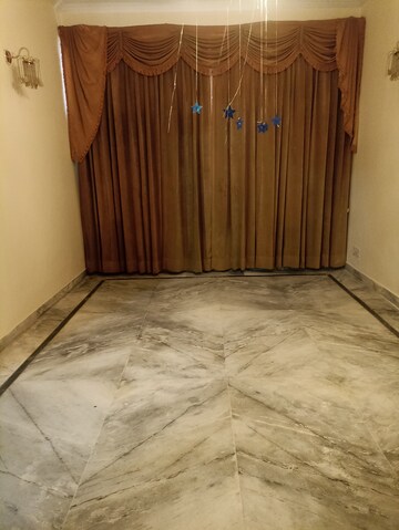Room in 1.5 BHK Independent House at RWA Apartments Sector 40, Sector 40 – for Rent