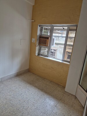 Room in 1 BHK Apartment at Navyug Niwas, Grant Road – for Rent