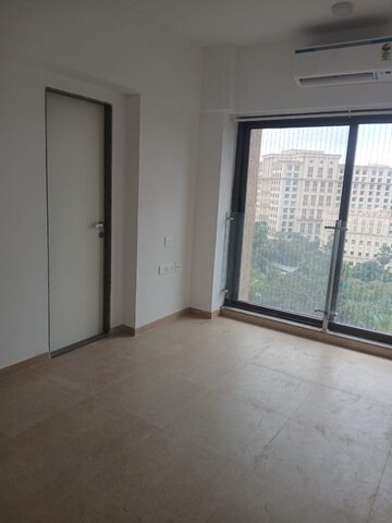 Room in 3 BHK Apartment at Kanakia Silicon Valley, Powai – for Rent