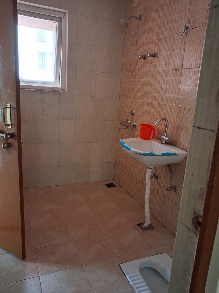 Bathroom, upavp-ganga-yamuna-and-hindon-enclave 2.5 Bedroom 1250 Sq.Ft. Apartment In Pratap Vihar Ghaziabad 9248423