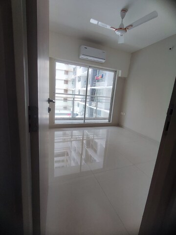 Room in 2 BHK Apartment at Planet Godrej, Jacob Circle – for Rent
