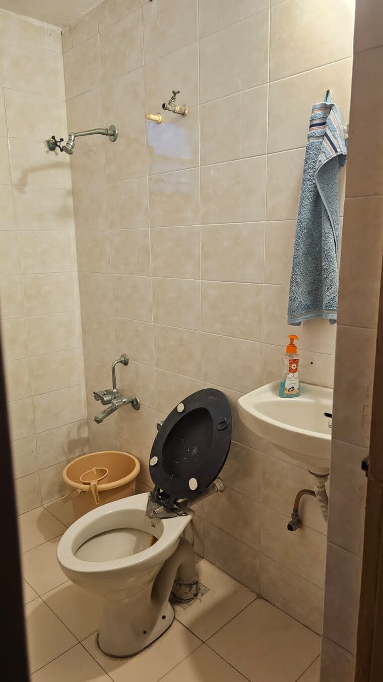 Bathroom, ambawadi 3 Bedroom 1700 Sq.Ft. Apartment In Ambawadi Ahmedabad 9248465