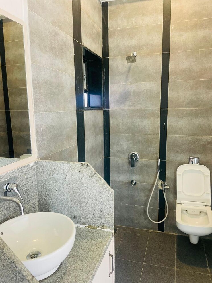 Bathroom, lokhandwala-harmony 2 Bedroom 950 Sq.Ft. Apartment In Worli Mumbai 9248464