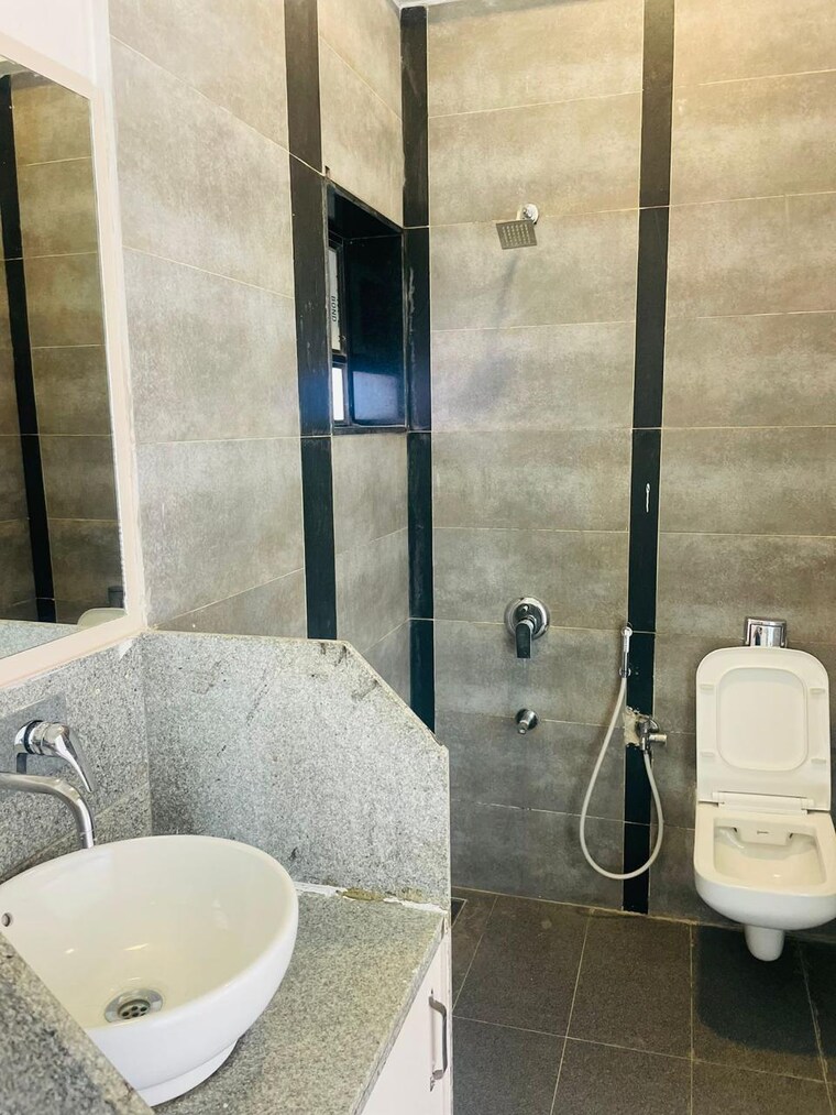 Bathroom, lokhandwala-harmony 2 Bedroom 950 Sq.Ft. Apartment In Worli Mumbai 9248464
