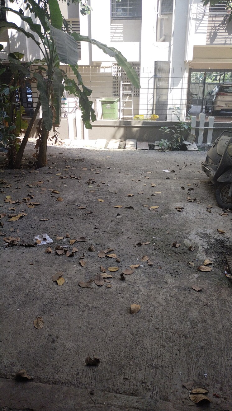  Parking, kurla east Commercial Shop 250 Sq.Ft. In Kurla East Mumbai 9248501