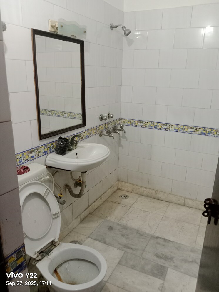 Bathroom, ashoka enclave 2 Bedroom 1000 Sq.Ft. Builder Floor In Ashoka Enclave Faridabad 9248508