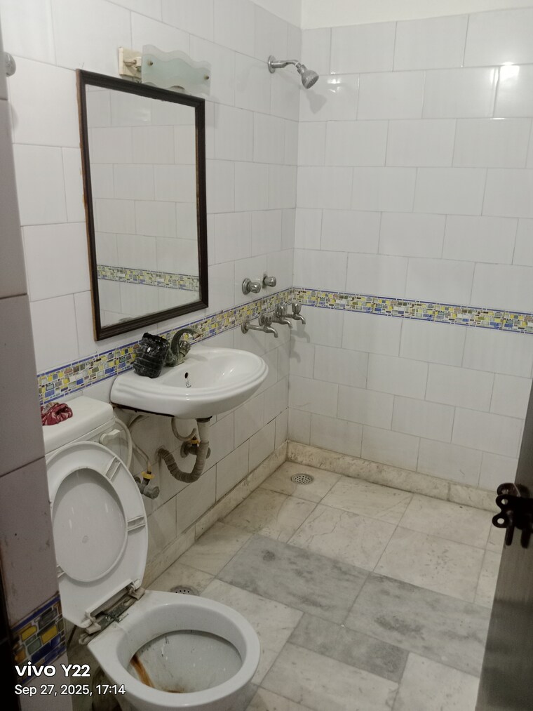 Bathroom, ashoka enclave 2 Bedroom 1000 Sq.Ft. Builder Floor In Ashoka Enclave Faridabad 9248508