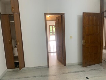 Room in 4 BHK Builder Floor at Acharya Niketan – for Rent