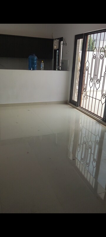 Room in 2 BHK Builder Floor at Beta Ii Greater Noida – for Rent