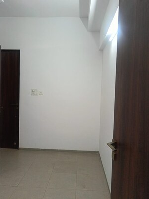 Room in 5 BHK Apartment at Kolte Patil 24K Atria, Pimple Nilakh – for Rent