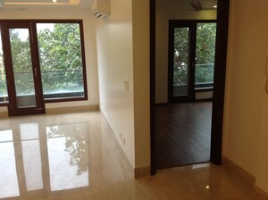 Room in 3 BHK Builder Floor at Defence Colony – for Rent