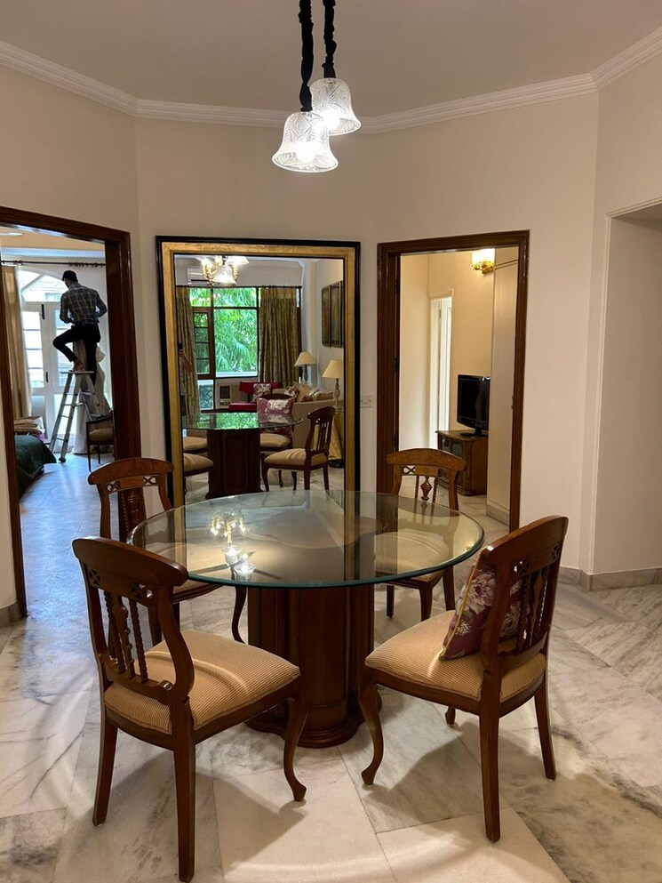 Living Room, defence colony 3 Bedroom 325 Sq.Yd. Builder Floor In Defence Colony Delhi 9248571