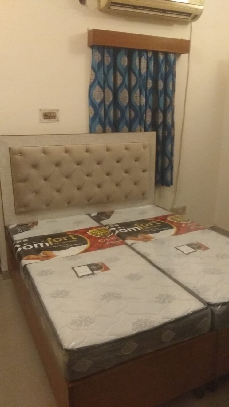 Bedroom, east of kailash 2 Bedroom 200 Sq.Yd. Builder Floor In East Of Kailash Delhi 9248573