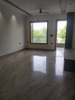 Room in 4 BHK Builder Floor at Godrej Woods, Sector 43 – for Rent