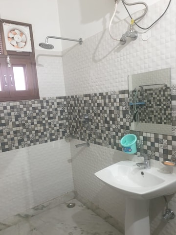 Bathroom in 1 BHK Builder Floor at Sector 44 – for Rent